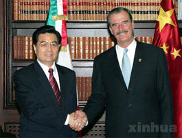 Беседа председателя КНР Ху Цзиньтао и президента Мексики Висенте Фокса (Фото с сайта http://russian.people.com.cn, Источник: Агентство Синьхуа)