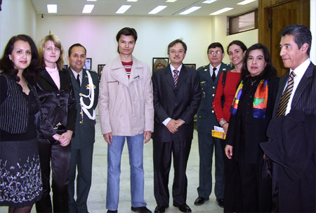 Диего Тобон Эчеверри (в центре) с сотрудниками и друзьями посольства Колумбии. Фото Юлии Романовой. 
