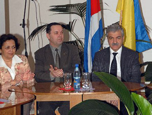 Слева - супруга посла Кубы в Украине, в центре - заместитель мэра города Н.Антонюк, справа - посол Кубы в Украине Х.Гармендиа.