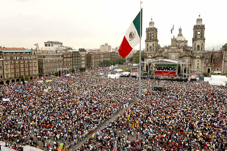 Mass-meeting in support of Andr&#233;s Manuel L&#243;pez Obrador, Zocalo, July 2010 (Photo: www.gobiernolegitimo.org.mx)