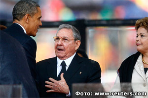 The ceremonial handshake between presidents Barack Obama and Raul Castro at the funeral of Nelson Mandela (Photo: www.reuters.com)