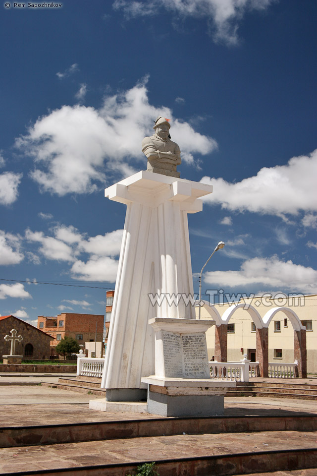 Monument to Alonzo de Mendoza, founder of La Paz