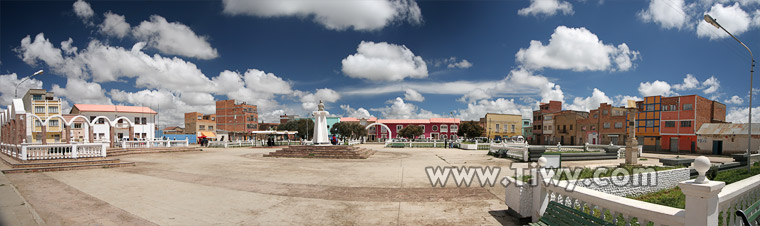 Un cuadro más detallado de la plaza principal del poblado de Laja, Bolivia