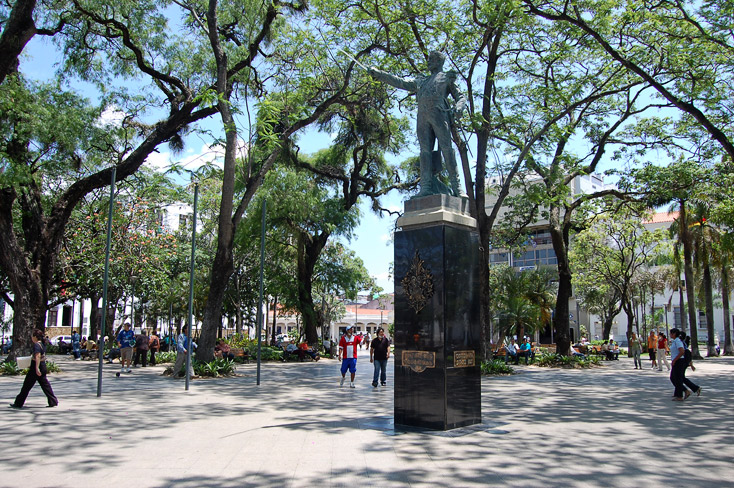 Plaza del 24 de septiembre. Un monumento al héroe nacional Ignacio Warnes