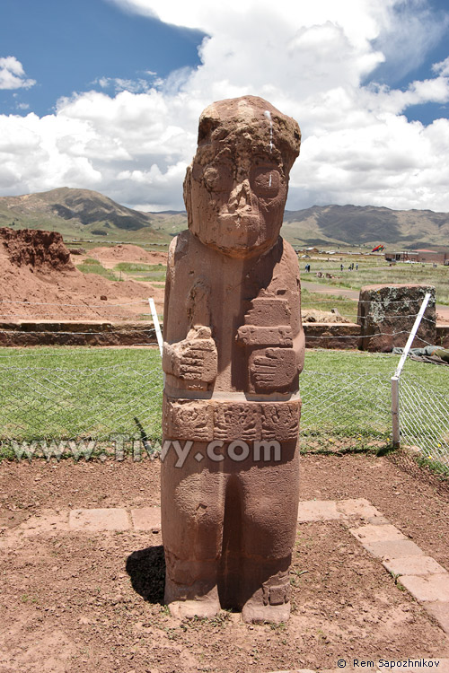 El Fraile Monolith («Monk») - Tiwanaku, Bolivia