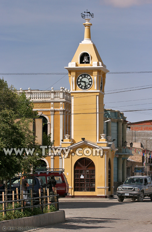 El principal atractivo de Uyuni es el reloj de la ciudad