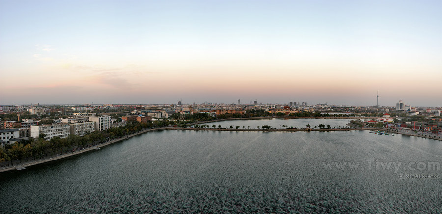 Kaifeng and the Bao lake early in the morning