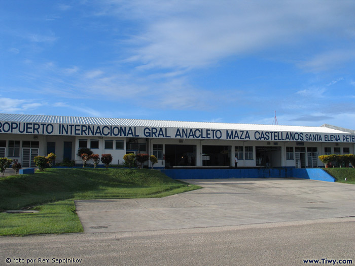 В аэропорту "Генерал Анаклето Маса Кастельянос", г. Санта-Елена (департамент Петен).