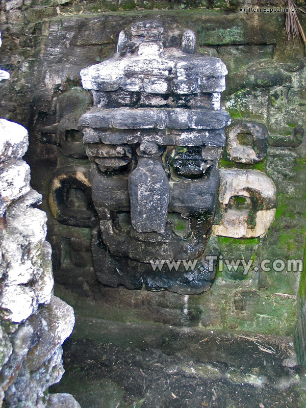  The human-height stone mask (Rostro Fuente)