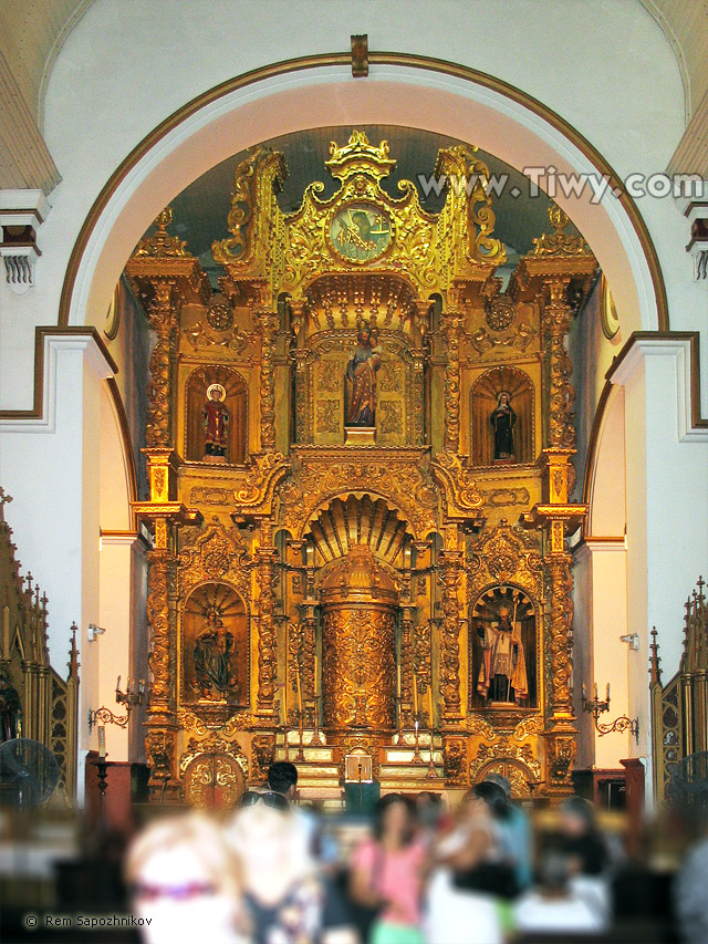Golden altar , which is located in San Jose church