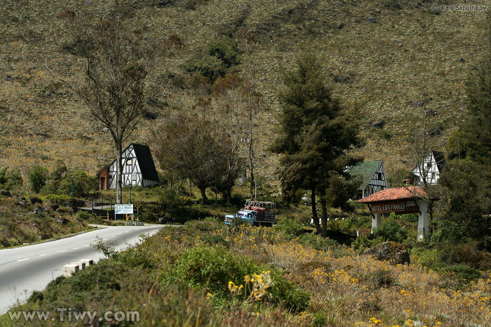 Road entry to to los Frailes