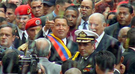Народ приветствует Уго Чавеса  и Хосе Висенте Ранхеля на  пути в Национальную Ассамблею.