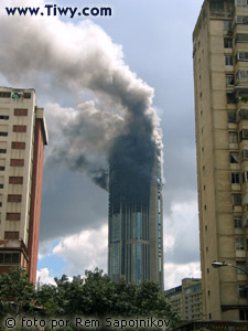 Версия: небоскреб в Каракасе подожгли наркотрафиканты (фотография Tiwy.com)