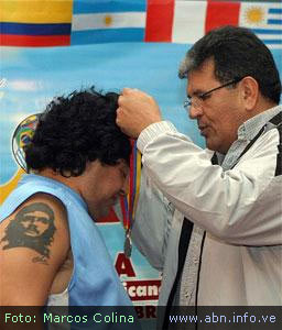 Maradona is not gay, but mad about Chavez (Photo: Marcos Colina , www.abn.info.ve)