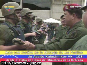 El presidente Hugo Ch&#225;vez realiz&#243; entrega de 30 mil fusiles de asalto Kalashnikov (Foto desde www.vtv.gov.ve)