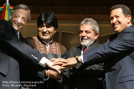 В аргентинском пограничном городе Пуэрто-Игуасу встретились президенты Аргентины, Бразилии, Боливии и Венесуэлы. 