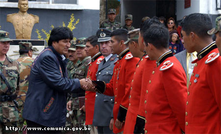Эво Моралес с военнослужащими исторического полка «Regimiento Colorados» (Фото с сайта http://www.comunica.gov.bo) 