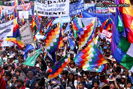 Боливия: Массивная манифестация в поддержку Эво Моралеса (фото с сайта www.abi.bo)