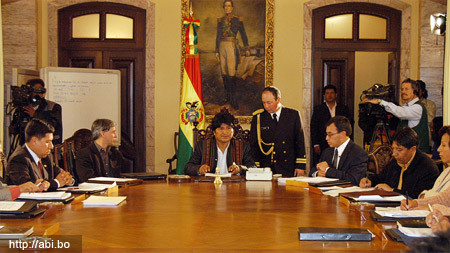 Эво Моралес и его правительство встретили Новый год на работе (фото с сайта http://abi.bo)