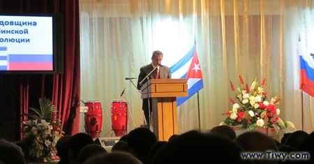 На трибуне Чрезвычайный и Полномочный Посол Кубы Хуан Вальдес Фигероа