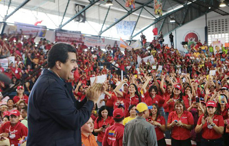 Президент Николас Мадуро общается с народом