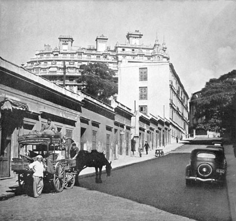 Calle Suipacha, entre avenida Alem y Posadas
