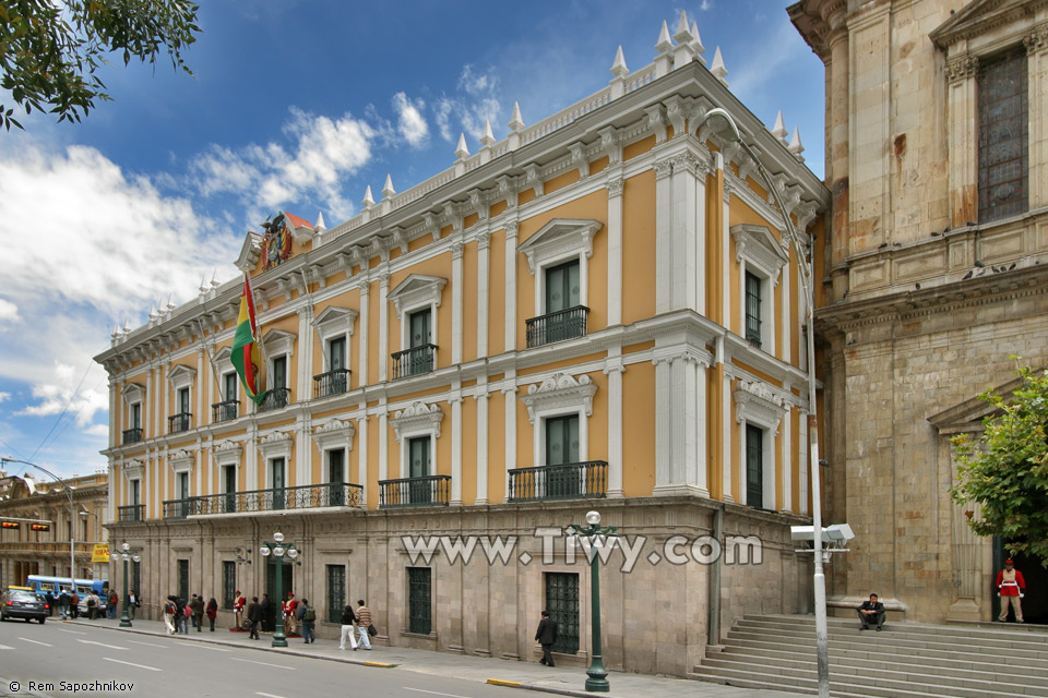 The presidential palace - «Palacio Quemado» («Burned Palace»)