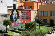 El retrato de Ernesto Che Guevara en la pared del jardín universitario