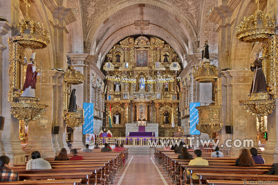 Внутри церкви Сан-Франсиско