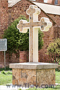 Каменный крест рядом с главной церковью в Лаха