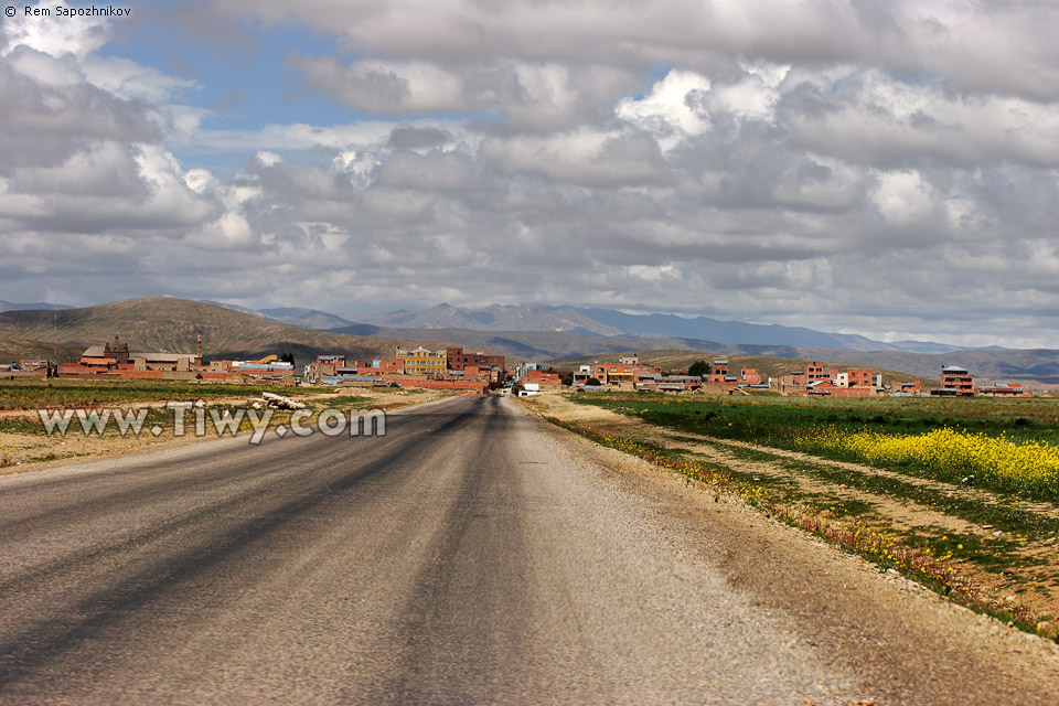 Approaching the town Laja
