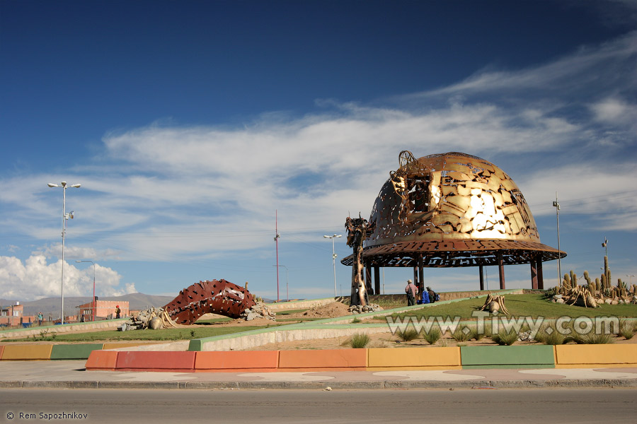 Монумент «Каска горняка» - Оруро, Боливия
