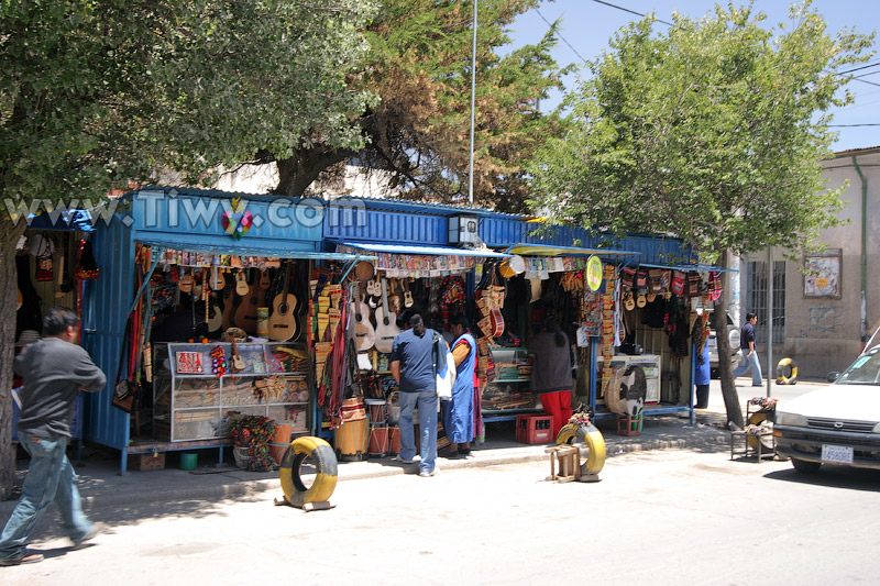 Junto a la estación hay un pequeño mercado de instrumentos musicales - Oruro, Bolivia