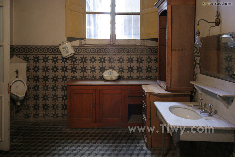 Bathroom in the museum of Simon I. Patiño