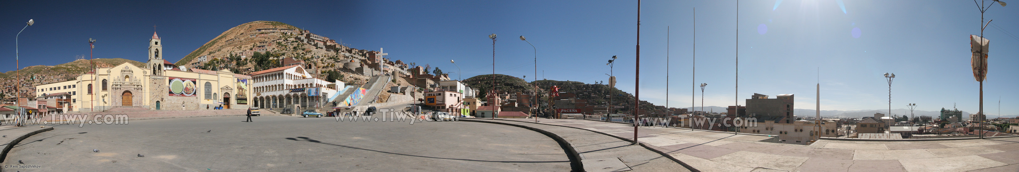 La Plaza del Folclore y el Santuario de la Virgen del Socavón