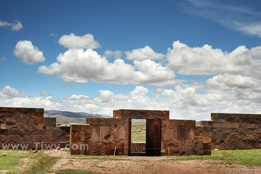 Вид изнутри на вход в Каласасайя (Kalasasaya) - Тиванаку, Боливия