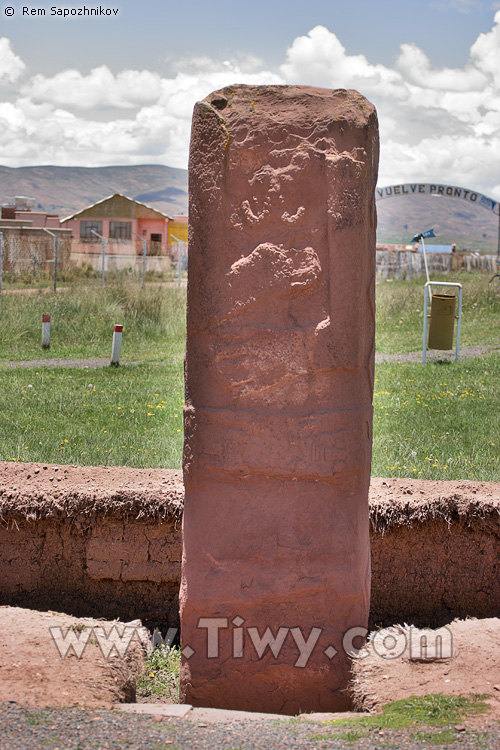 Монолит у одного из входов в комплекс Тиванаку