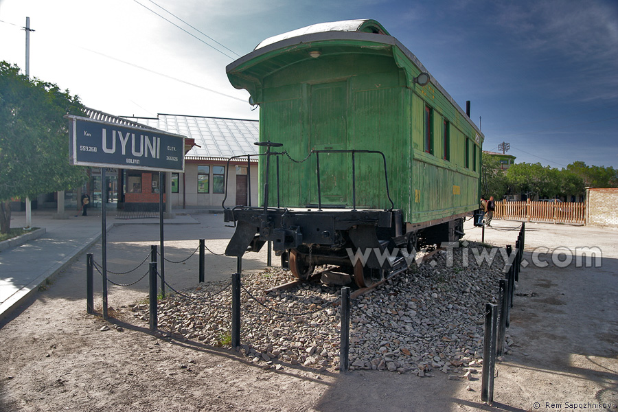 Зелёный вагон и табличка с надписью «UYUNI»