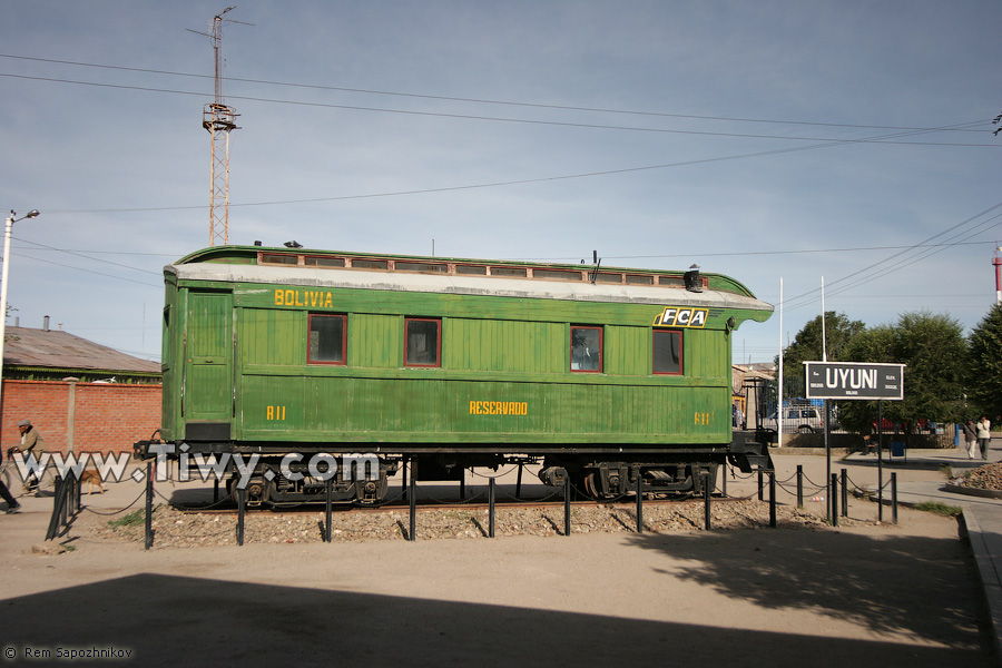 Зелёный вагон и табличка с надписью «UYUNI»