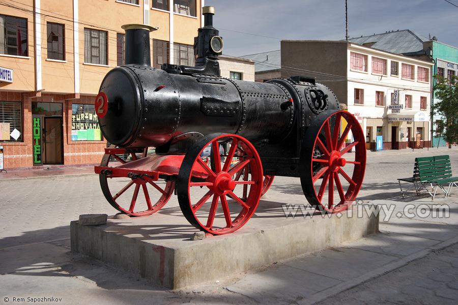 Locomotora a vapor en la calle principal de Uyuni