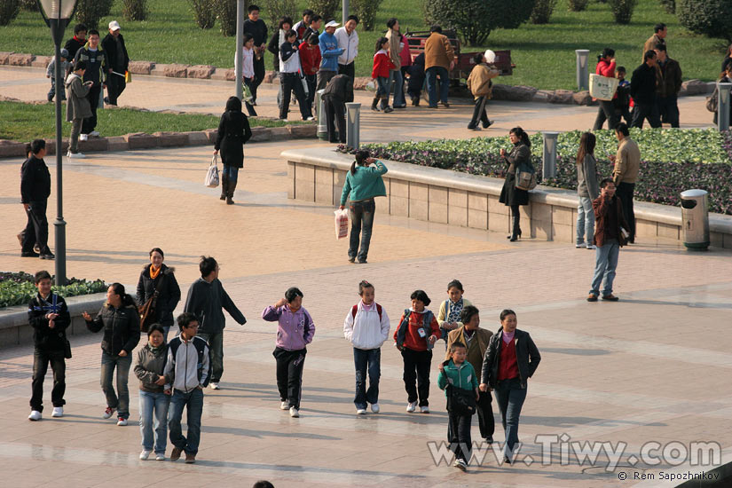 Люди на главной площади Цзинаня