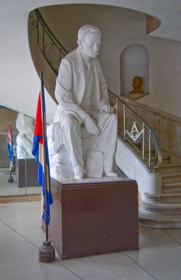 Monumento a José Martí en el vestíbulo del edificio de la Gran Logia Nacional de Cuba en La Habana.