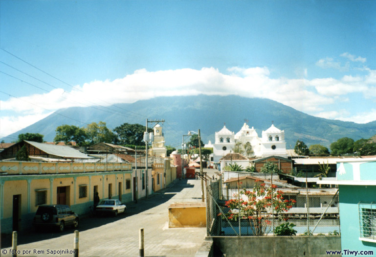 Ciudad Vieja is Antigua’s neighbour. The volcano Agua is covered in clouds.