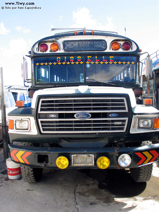 Автобус - главный вид транспорта для Чичи и всей Гватемалы.