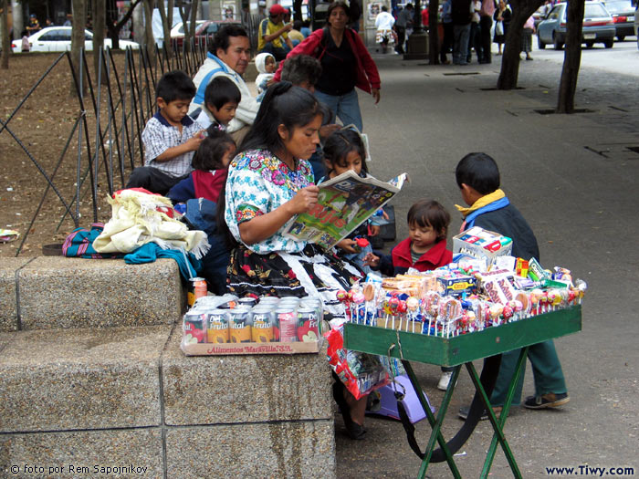 Casi 50% de la poblacion indigena de Guatemala es analfabeta. 