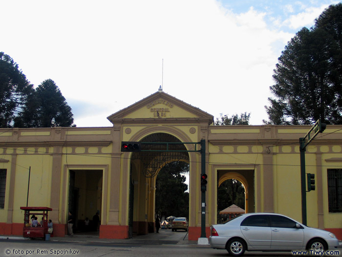La entrada al Cementerio Central de Guate.  