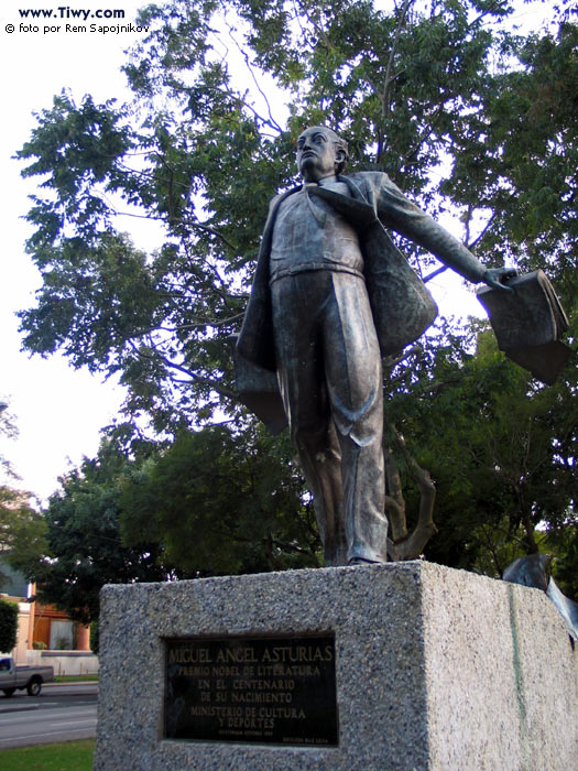 Памятник гватемальскому классику литературы Мигелю Анхелю Астуриасу