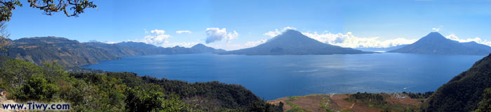 La panorama del lago Atitlan