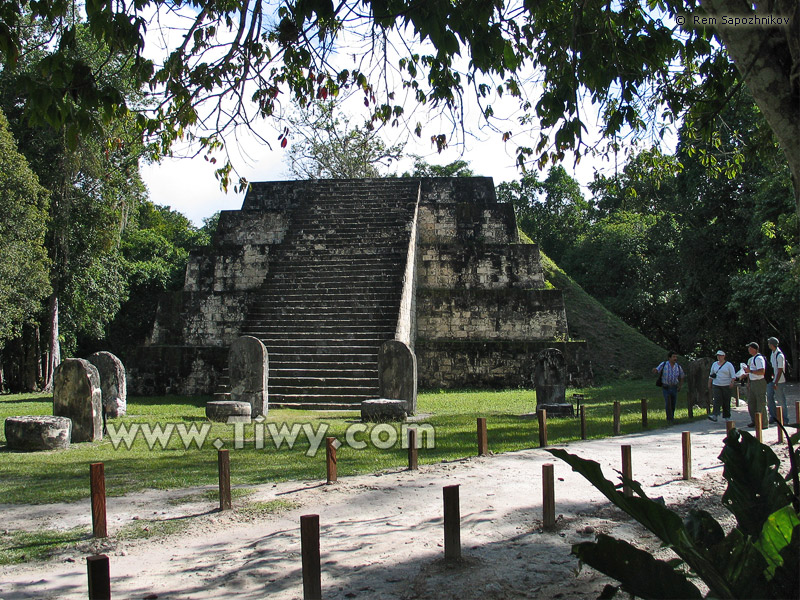 Miles construcciones mayas estan escondidas en la tierra, guardando celosamente sus secretos.