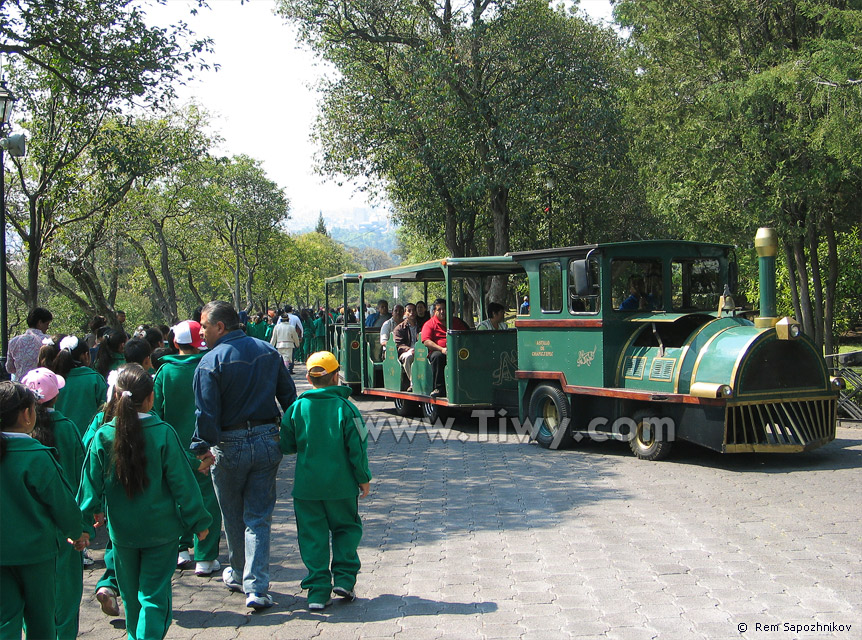 Tiny train to ascend on top of the Chapultepec